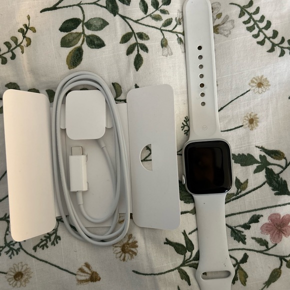 SE 40mm Apple Watch, GPS and LTE compatible comes with charging chord and band. - Picture 1 of 4